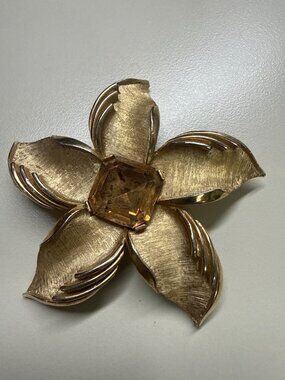 Vintage Trifari Gold-Tone Flower Brooch With Amber Rhinestone Center 2.5" Floral